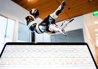 Hombre paralizado logra mover un brazo robótico con las señales de su cerebro