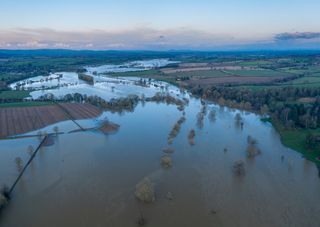 Дома эвакуированы из-за паводкового хаоса в некоторых частях Великобритании