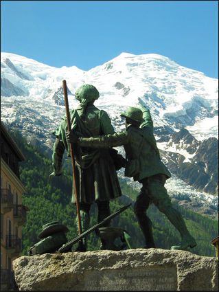 Monumento en honor de Horace-Bénédict de Saussure en compañía de su guía en Chamonix.