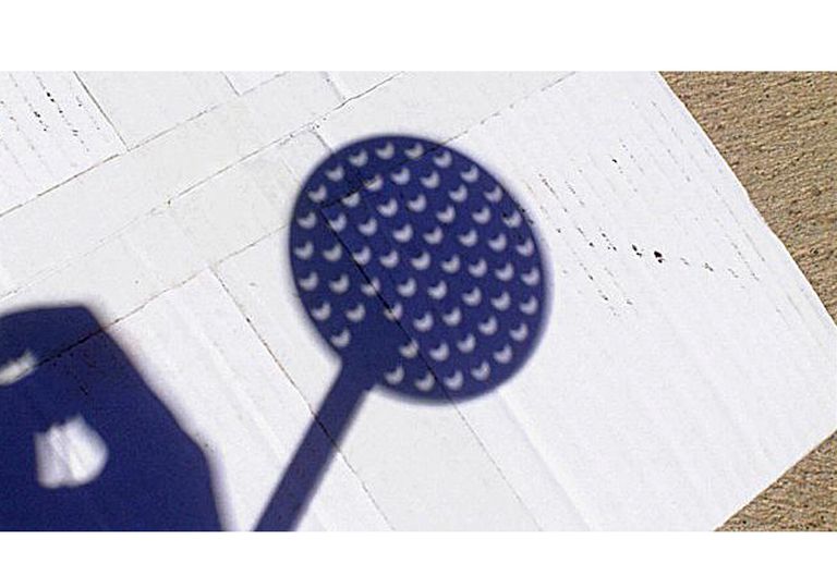 Eclipse visto a través de una espumadera Eclipse visto a través de una espumadera