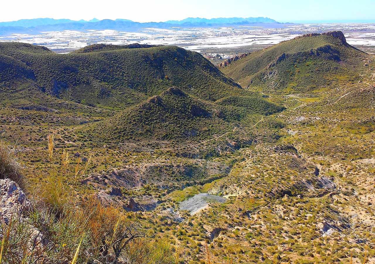El Volcán de la Granatilla, también llamado Hoyazo de Níjar, es un fascinante vestigio geológico de la actividad volcánica que marcó a Almería. Imagen: Wikipedia / Diego.Duis.6