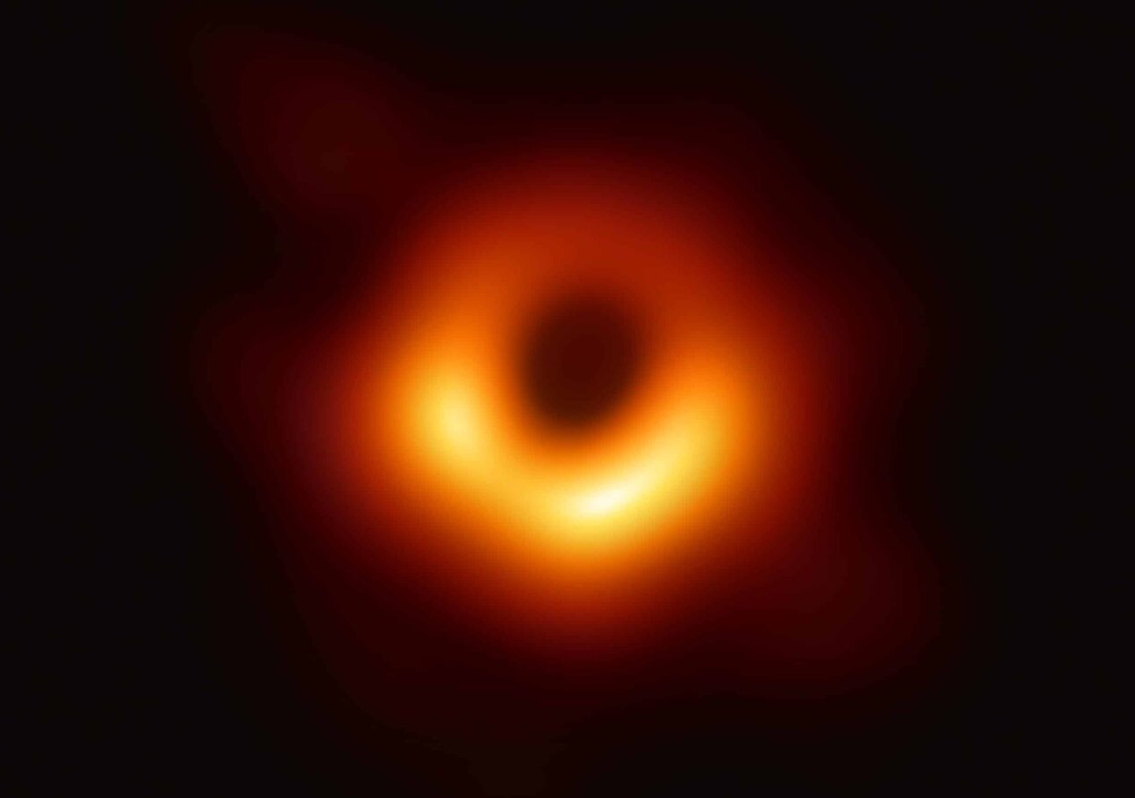 Fotografía del agujero negro M87* difundida en 2019 por la colaboración EHT. Fotografía del agujero negro M87* difundida en 2019 por la colaboración EHT.