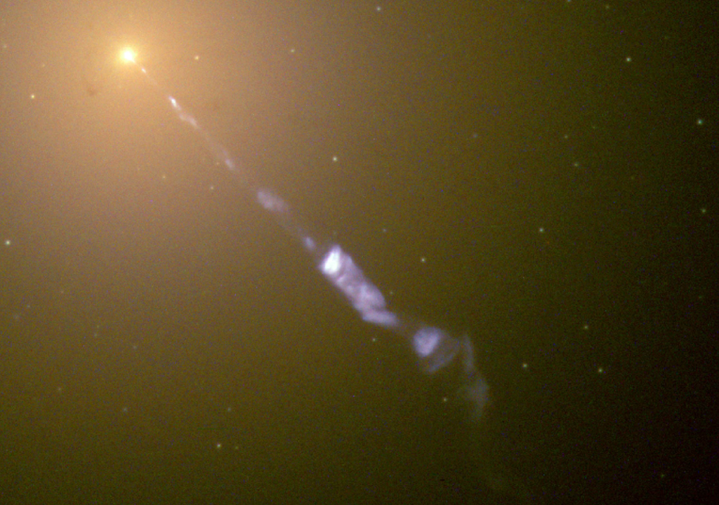 El chorro relativista del agujero negro supermasivo M87* es visible en las primeras imágenes que el telescopio Hubble ha registrado de la galaxia M87. El chorro relativista del agujero negro supermasivo M87* es visible en las primeras imágenes que el telescopio Hubble ha registrado de la galaxia M87.