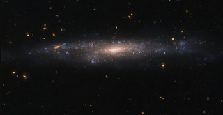 El telescopio espacial Hubble observa una galaxia oculta en el cielo nocturno