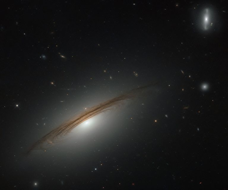 El telescopio espacial Hubble muestra un h&iacute;brido gal&aacute;ctico extraordinario: galaxia masiva y de giro hipervertiginoso