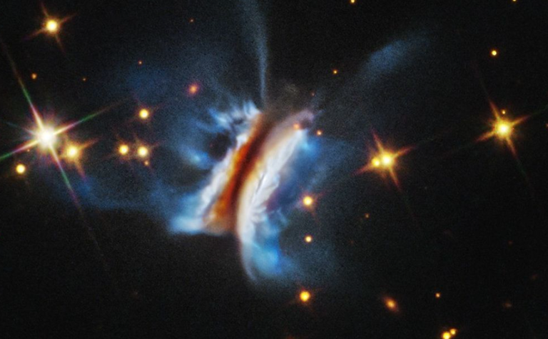 Hubble observa el caos extremo dentro de &ldquo;el Chivito de Dr&aacute;cula&rdquo;: el mayor disco protoplanetario jam&aacute;s observado