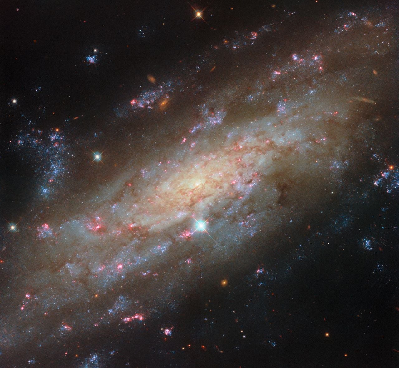 El telescopio espacial Hubble observa con detalle asombroso a una ...