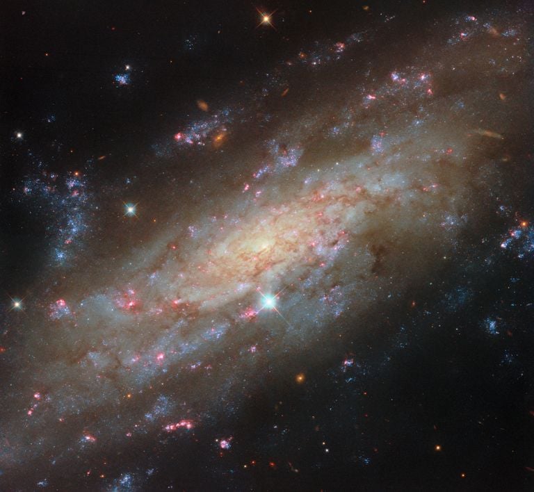El telescopio espacial Hubble observa con detalle asombroso a una galaxia espiral brillante