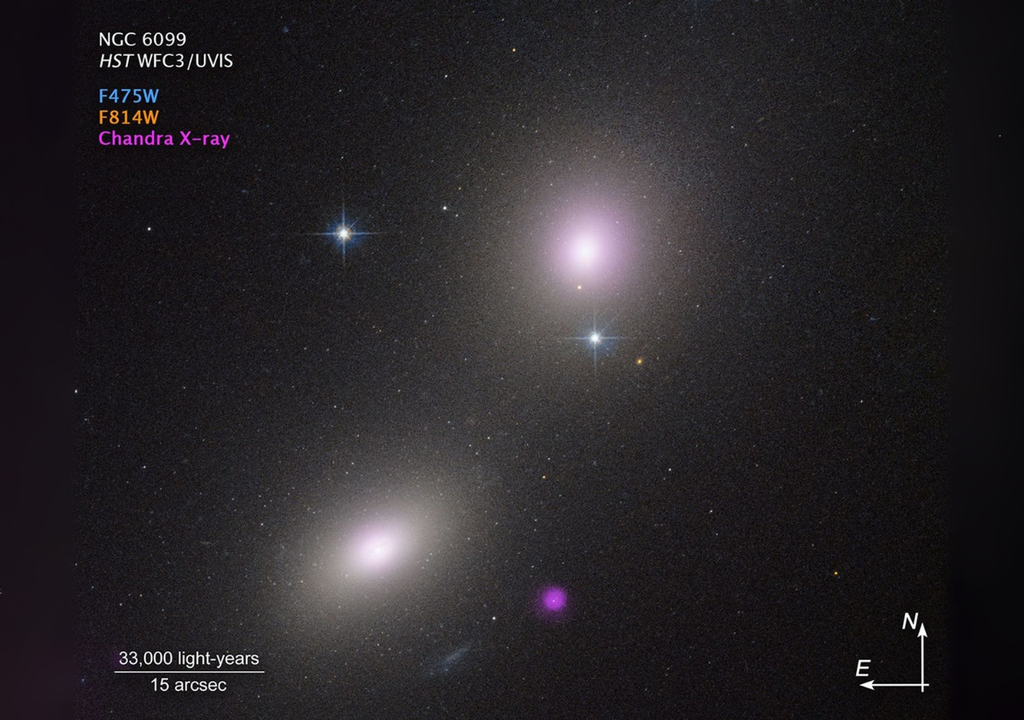 Dos galaxias elípticas y una mancha púrpura