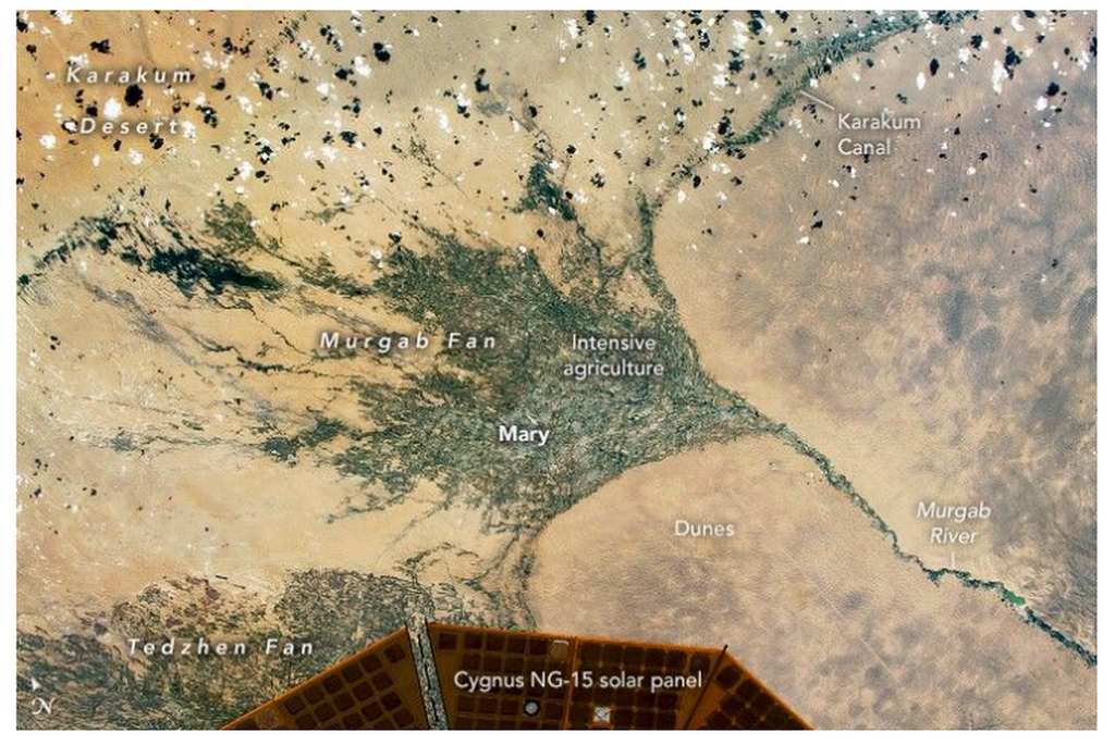 En esta fotografía, tomada por un astronauta a bordo de la Estación Espacial Internacional el 13 de junio de 2021, se puede apreciar un tramo del canal de Karakum, que desvía el agua del río para irrigar las tierras de cultivo en el desierto, como un elemento lineal cubierto de vegetación.