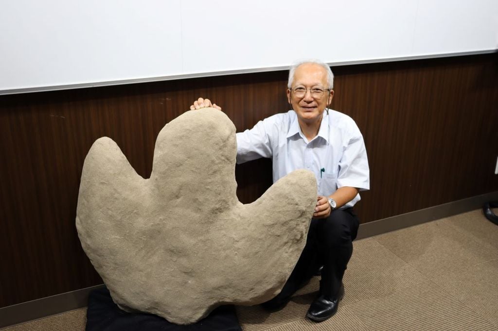 Imagen del Dr. Ishigaki y el molde de una de las huellas de dinosaurio. OUS