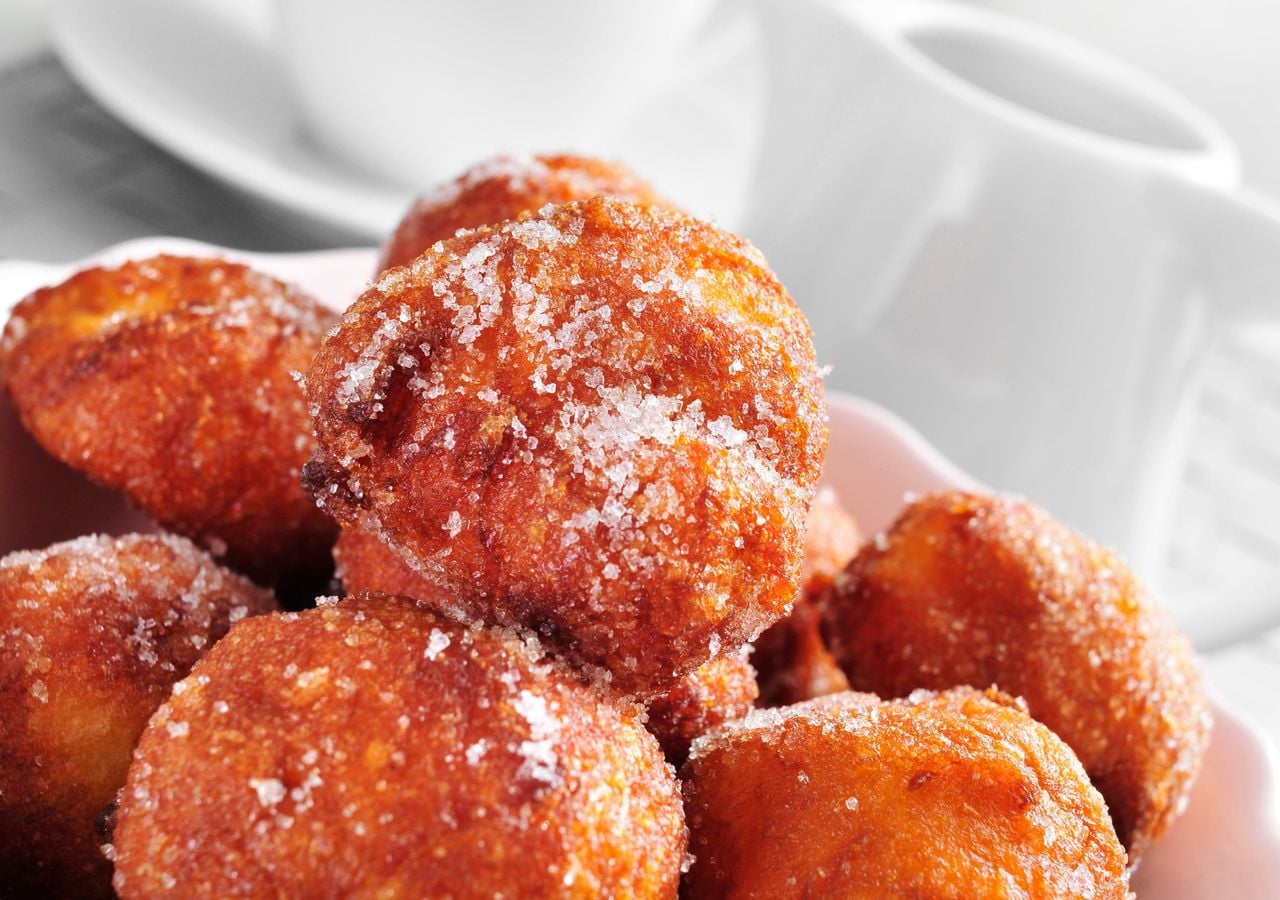 Los buñuelos de viento son uno de los dulces típicos españoles en la celebración del Día de Todos los Santos.