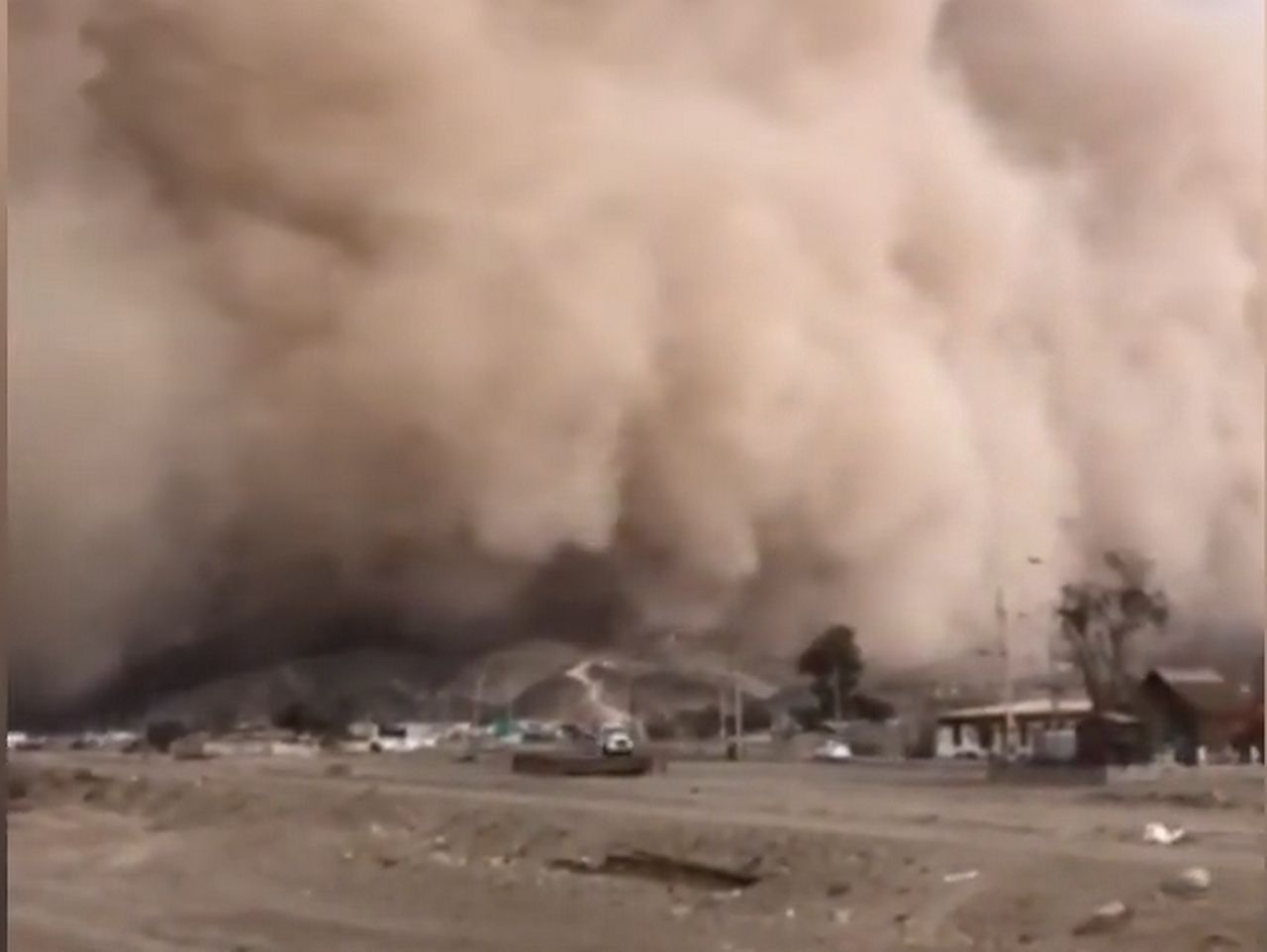 Huge dust storm blankets city in Chile