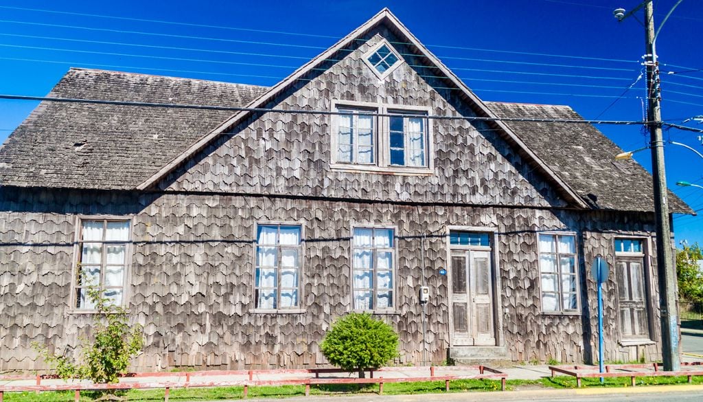 Casas patrimoniales de Curaco de Vélez. La localidad de Curaco de Vélez se caracteriza por sus casonas patrimoniales.