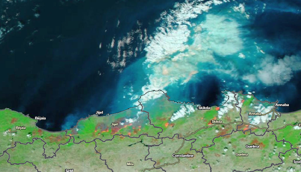 Imagen realzada del satélite Suomi-NPP del 27 de agosto de 2026 mostrando los humos, tonalidades azuladas y blancas, y zonas activas de los fuegos, en naranja intenso. NASA
