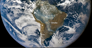 El humo de los incendios forestales llena los cielos de América del Sur en 2024