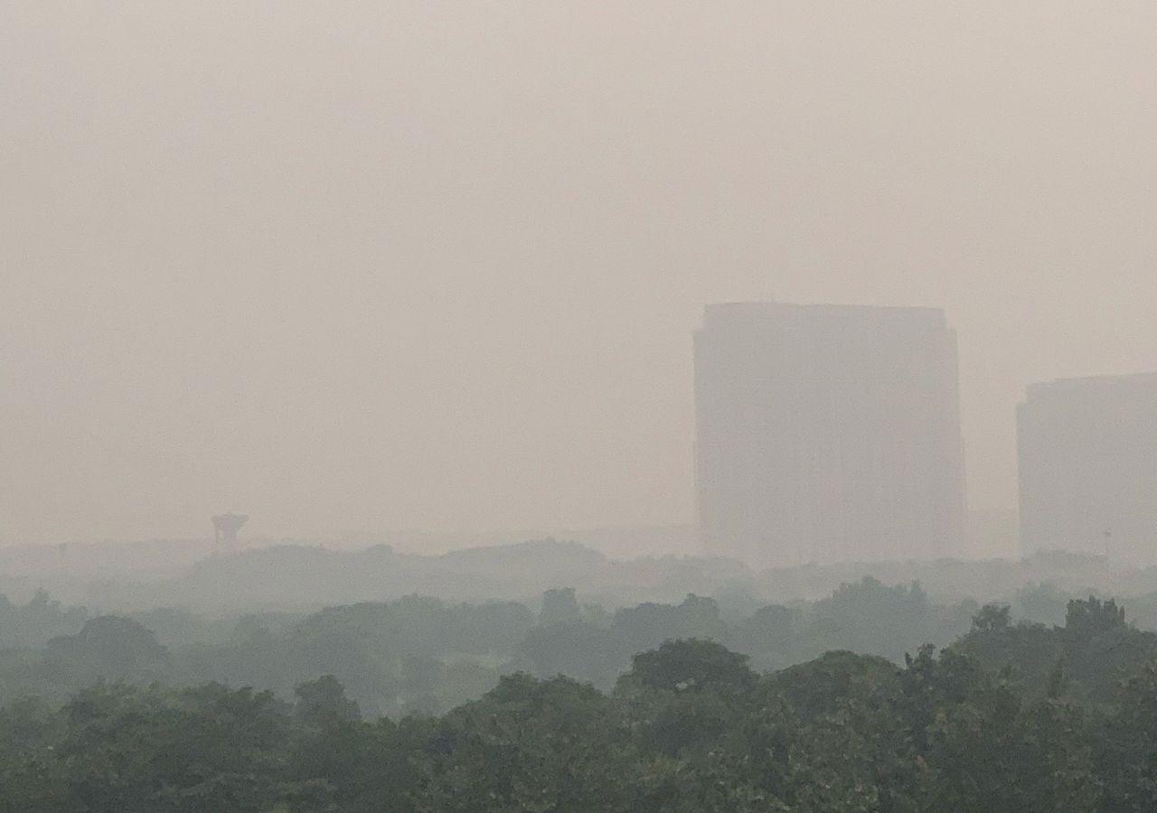 Así se veía el pasado 31 de octubre Gurugram, ciudad ubicada unos 30 kilómetros al sudoeste de Nueva Delhi.