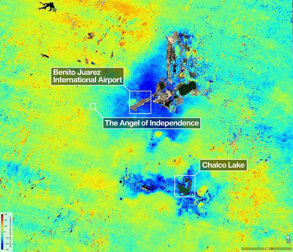 Esta imagen satelital del área de la Ciudad de México muestra el hundimiento del terreno mediante un mapa de calor vibrante, donde las zonas azul oscuro indican las tasas más altas de hundimiento, en contraste con el terreno más estable indicado en amarillo y verde. Fuente: NASA/JPL-Caltech/David Bekaert