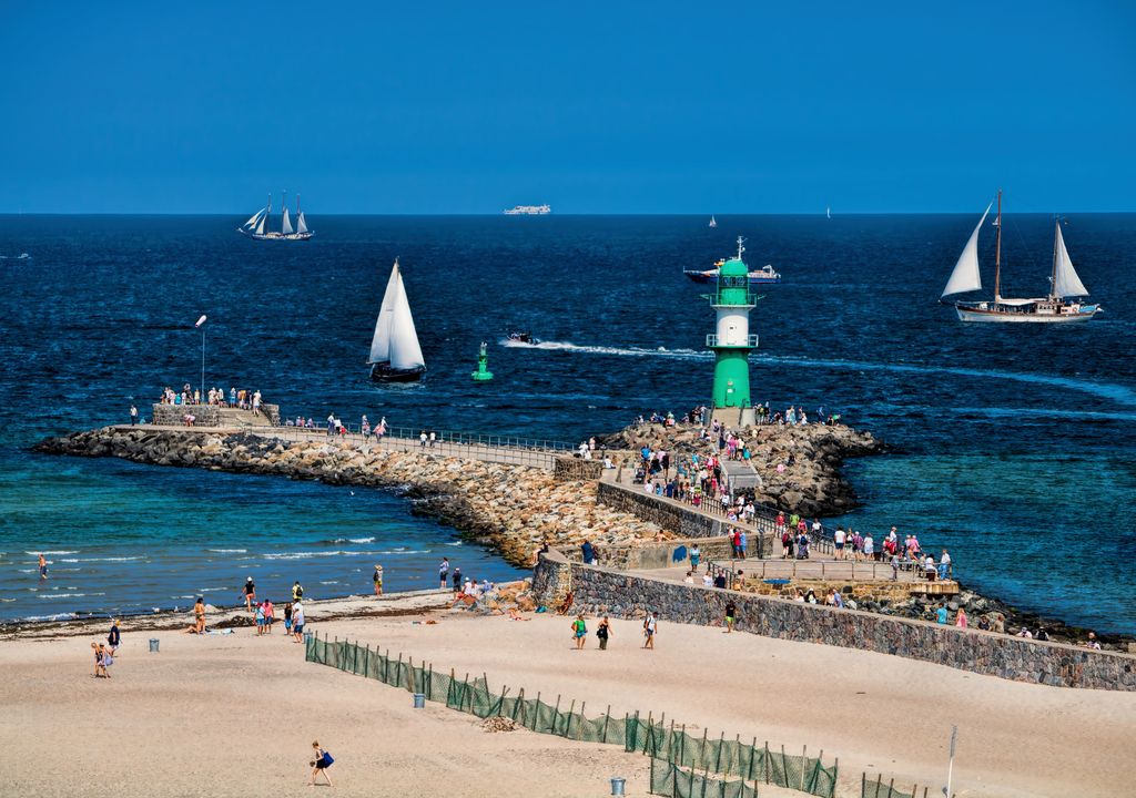 Strand und Schifffahrtsrrinne in Rostock Warnemünde- das markanteste Warzeichen sind die zwei Leuchttürme die die Fahrrinne markieren.