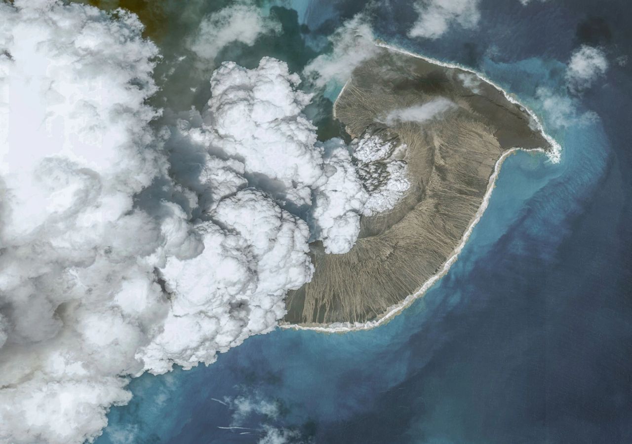 Há pouco mais de um ano, a 15 de janeiro de 2022, entrava em erupção um poderoso caldeirão vulcânico quase submerso no Pacífico Sul, chamado Hunga Tonga-Hunga Ha'apai, dando-se a conhecer ao mundo. Créditos: MAXAR VIA GETTY IMAGES