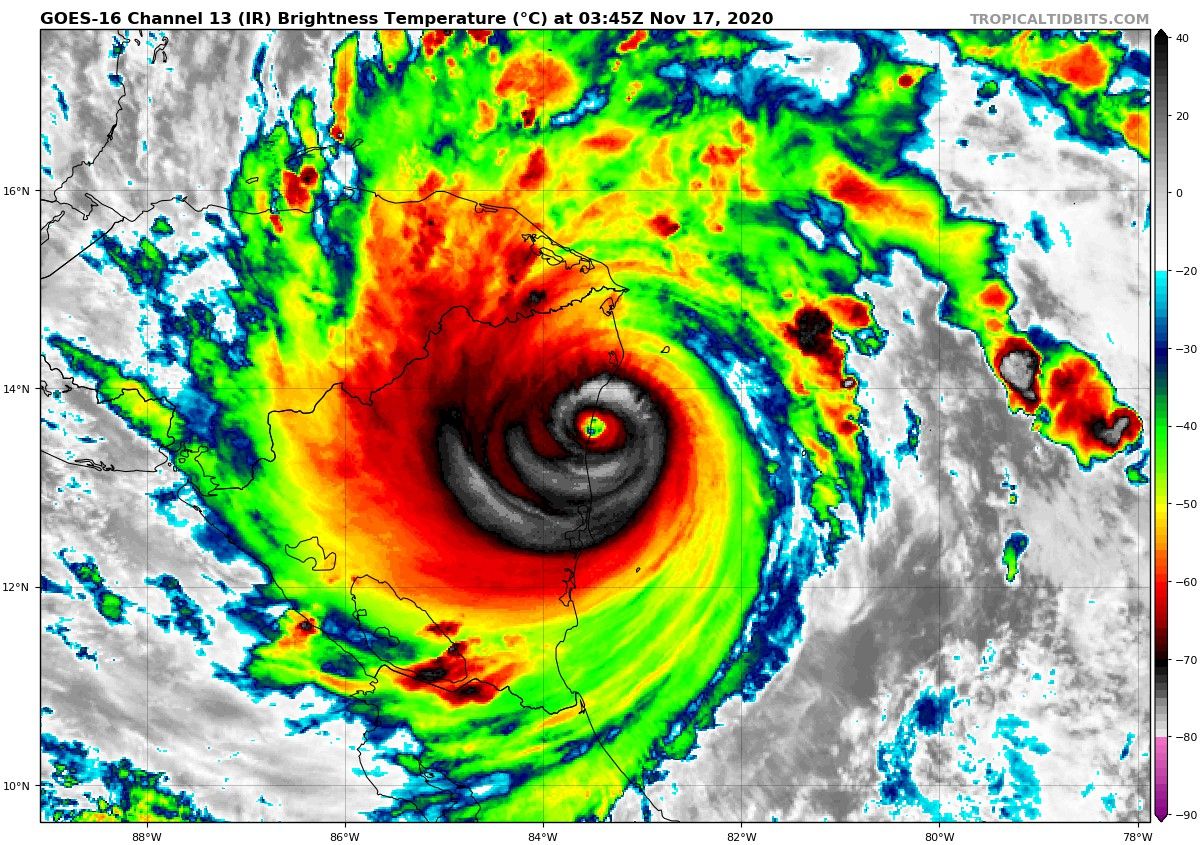 Imagen infrarroja del huracán Iota en el momento en que su ojo toca tierra en la costa nicaragüense a fecha de 17 de noviembre de 2020 03:45 UTC. TropicalTidbits