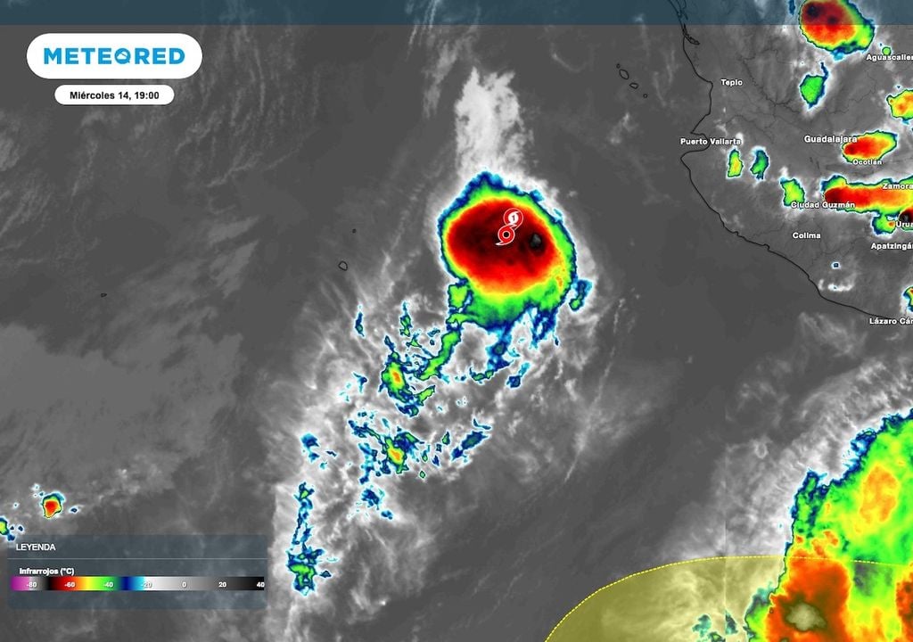 La imagen satelital, muestra la nubosidad convectiva asociada a la circulación del huracán Simon.