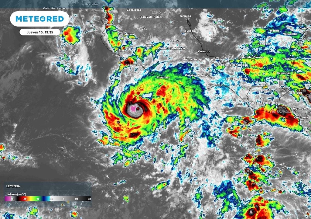 La imagen satelital, muestra la nubosidad convectiva asociada a la circulación al huracán Trudy La imagen satelital, muestra la nubosidad convectiva asociada a la circulación al huracán Trudy