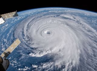 Hurricane rainfall rate increases 40% when ocean temperatures above average