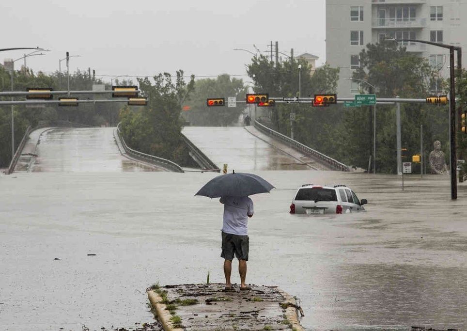 Überschwemmte Straßen in Huston nach Hurrikan Harvey. Foto von Scott Dalton der The New York Times. Überschwemmte Straßen in Huston nach Hurrikan Harvey. Foto von Scott Dalton der The New York Times.