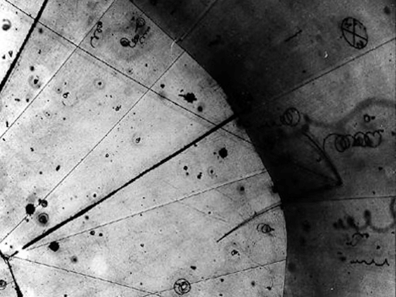 Primera observación de un neutrino en una cámara de burbujas, en 1970, en el Laboratorio Nacional Argonne de los Estados Unidos. Crédito: United States Department of Energy.