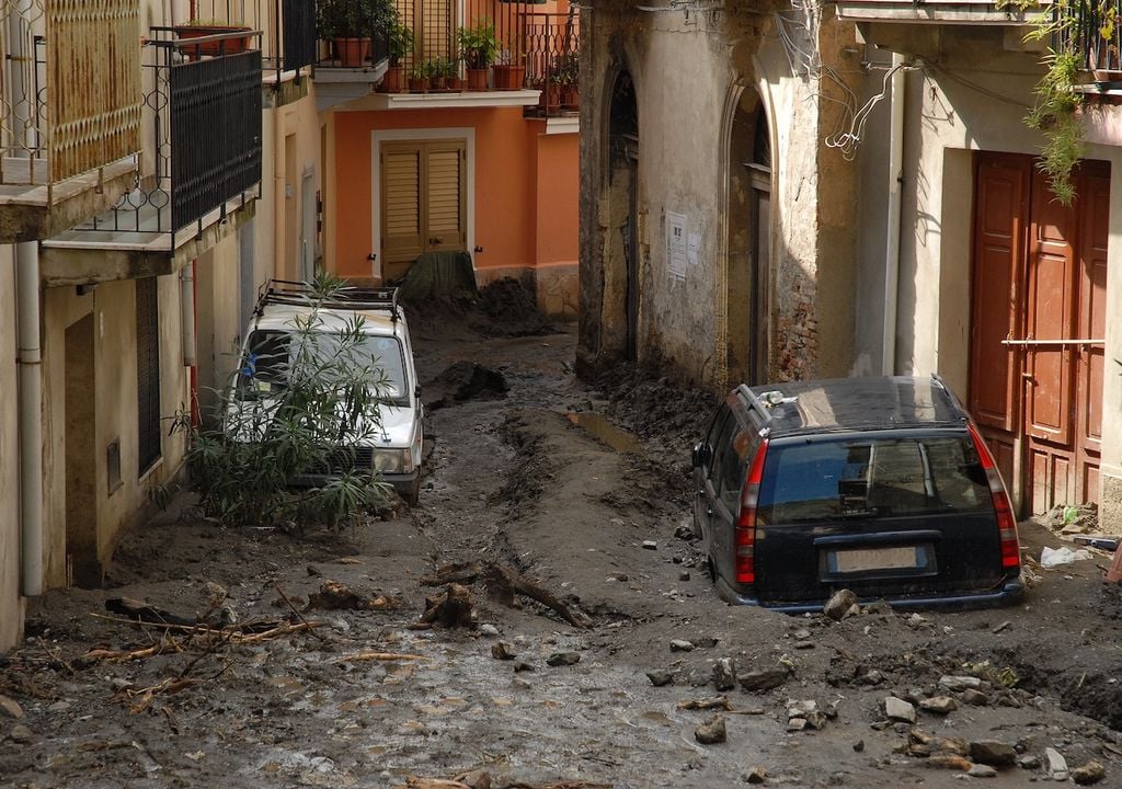 Colata di detriti con auto travolte in una delle tante alluvioni lampo che hanno colpito la Sicilia nel 2024.