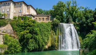 I 5 paesi italiani dove l'acqua &egrave; protagonista: cascate che in primavera creano paesaggi unici
