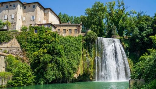 I 5 paesi italiani dove l'acqua &egrave; protagonista: cascate che in primavera creano paesaggi unici
