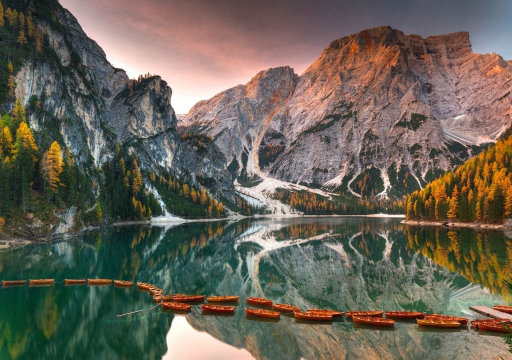 L'alba sul Lago di Braies, in Val Pusteria