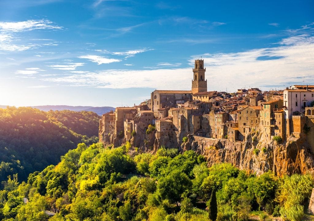 il Borgo di Pitigliano sorge su una rupe/sperone di tufo a picco sulla valle il Borgo di Pitigliano sorge su una rupe/sperone di tufo a picco sulla valle