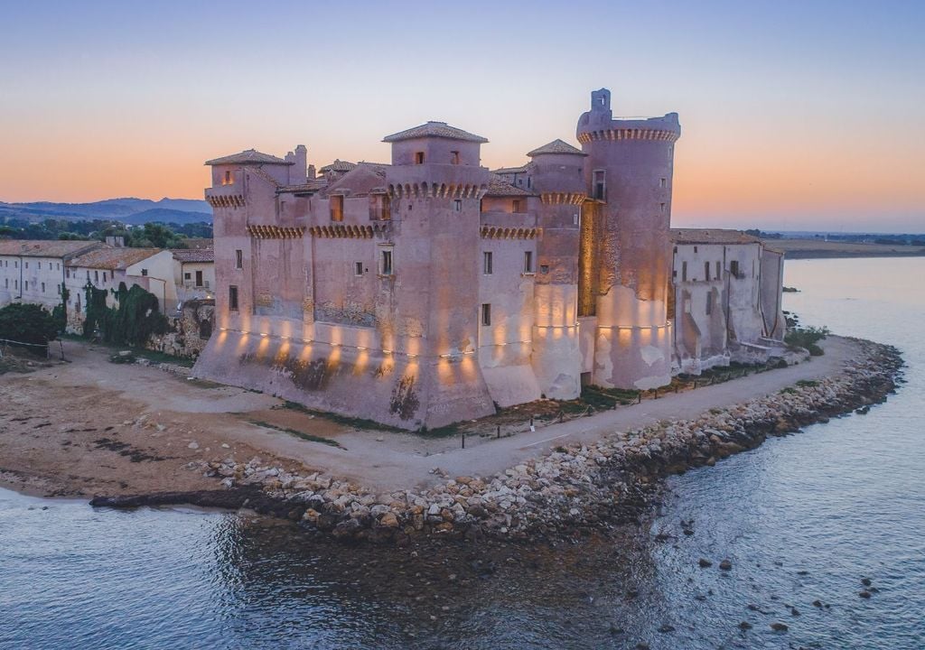 Castelli del Lazio Il castello santa severa, in riva al mare lungo la Via Aurelia