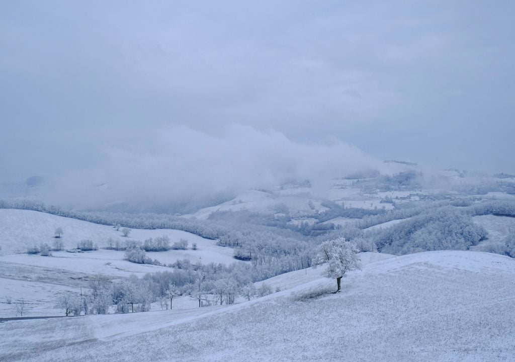 Tra il pomeriggio e la sera di domenica, la neve potrà lambire i 700-900 metri sul medio Adriatico (Marche, Abruzzo, Molise). Non si escludono locali e temporanei cali della quota neve a quote inferiori nei rovesci particolarmente intensi.