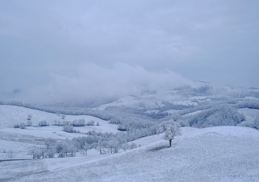 I meteorologi avvertono: da sabato 14 arriva il freddo vero in Italia, neve fino a 700 metri e temperature in picchiata