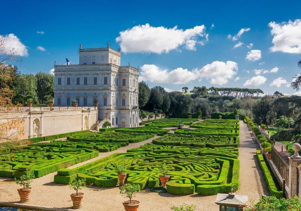 Una veduta su Villa Doria Pamhilij con il giardino all'italiana