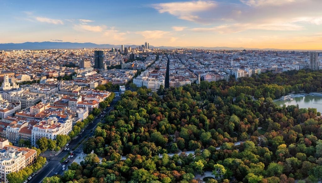 parco del retiro madrid Il Parco del Retiro a Madrid, con una estensione di 118 ettari, è un polmone verde nel cuore della città ed è anche un rifugio climatico quando ci sono ondate di calore.