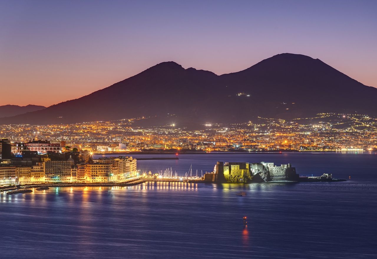 Una splendida veduta di Napoli al tramonto.