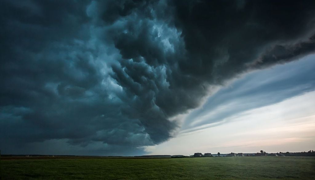 Strutture tipiche includono i bow echo (forme ad arco associate a venti particolarmente intensi) e i mesovortici (vortici a mesoscala che possono generare tornado deboli ma improvvisi).