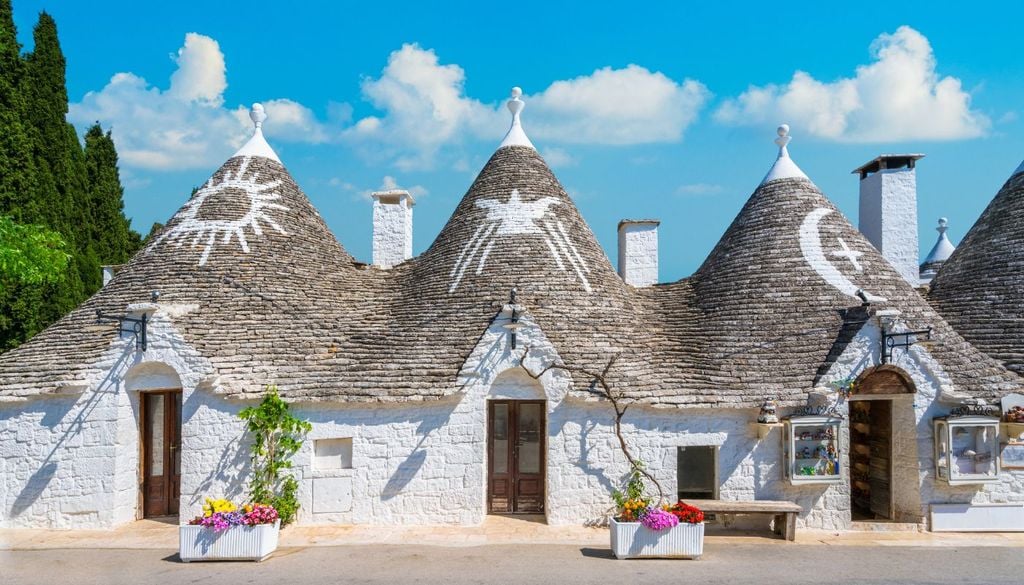trulli I trulli con i tipici tetti a cono e i simboli religiosi o portafortuna