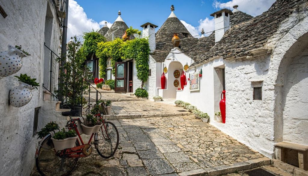 Alberobello trulli Alberobello è la "capitale" dei trulli, nei quartieri storici se ne trovano millecinquecento