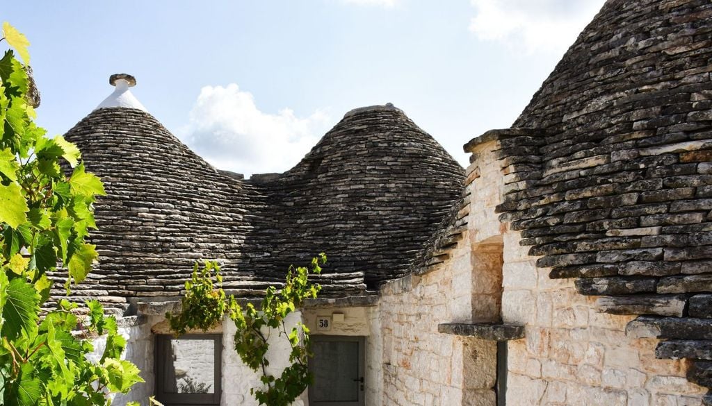 tetti trulli Il dettaglio delle lastre di pietra grigia che compongono i tetti a cono dei trulli - Foto di AXP Photography: https://www.pexels.com/it-it/foto/30099428/