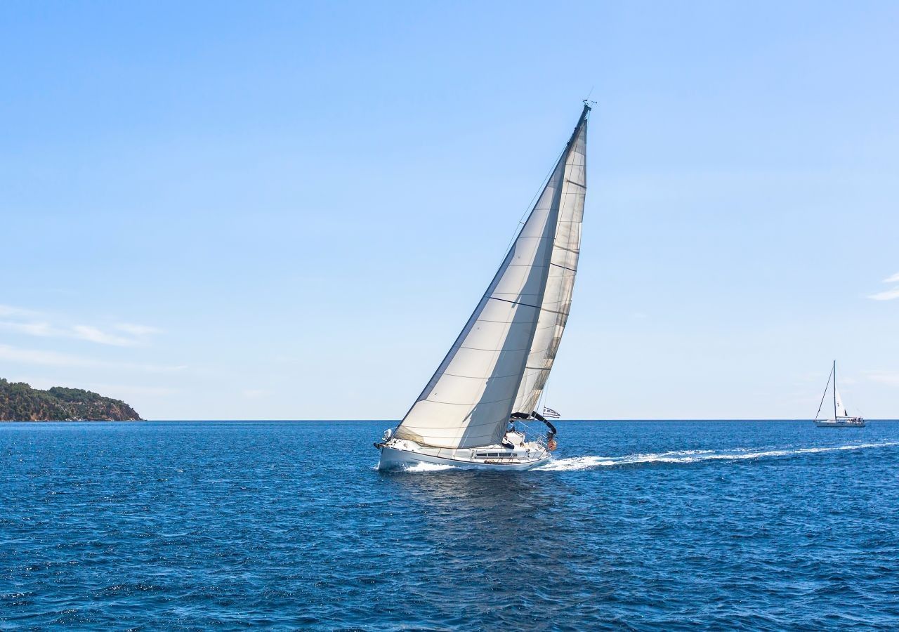 Non tutti i venti autunnali sono ideali per la vela, ma alcuni, come Grecale o Tramontana, si distinguono per la loro costanza e prevedibilità, rendendoli perfetti per una navigazione fluida e piacevole.