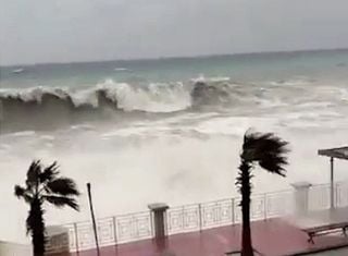 I VIDEO dell'eccezionale mareggiata in Sicilia. Oltre 500mm di pioggia tra Calabria e Sardegna: si contano i danni