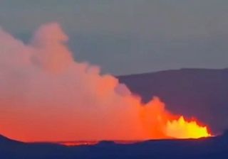 Il video della nuova spettacolare eruzione vulcanica in Islanda: la frattura da cui esce la lava è lunga 700 metri!