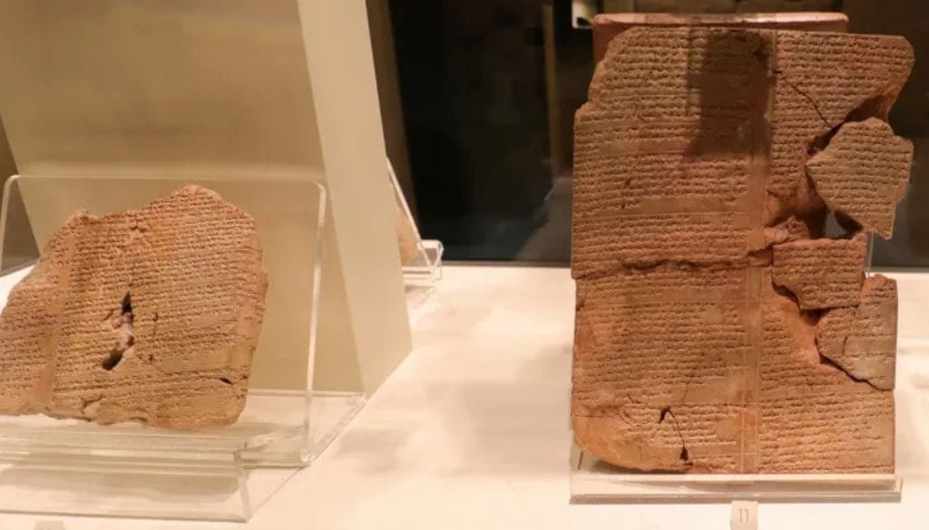 A escrita cuneiforme é considerada um dos primeiros sistemas de linguagem do mundo. Crédito: Divulgação Museu das Civilizações de Anatólia A escrita cuneiforme é considerada um dos primeiros sistemas de linguagem do mundo. Crédito: Divulgação Museu das Civilizações de Anatólia