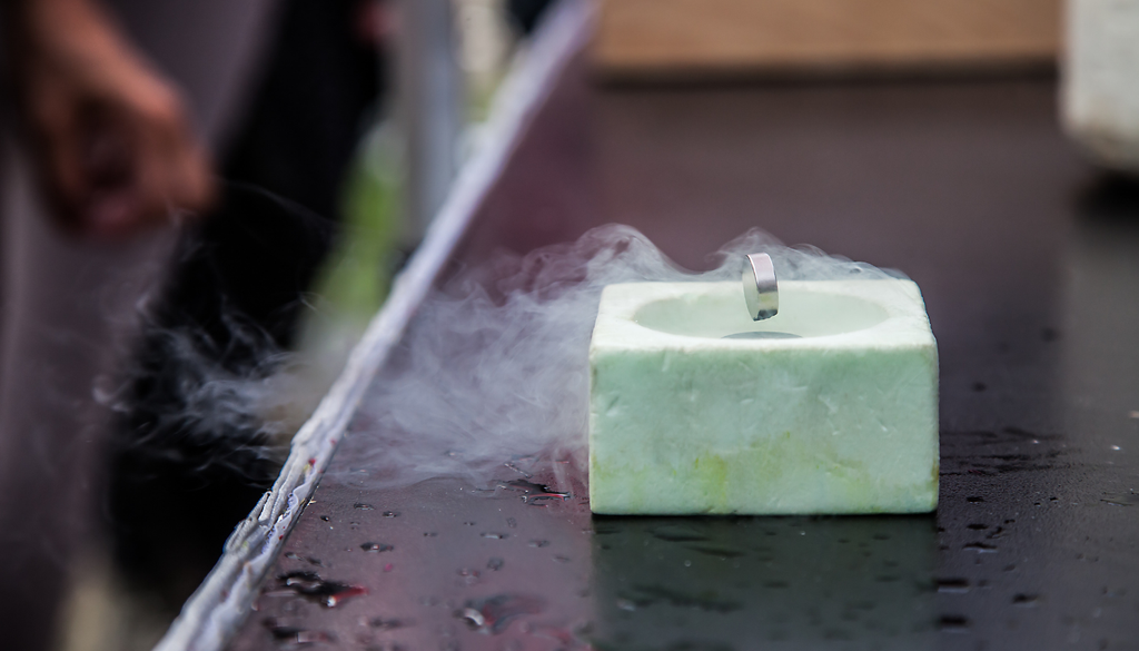 Un superconductor enfriado con nitrógeno líquido pierde su resistencia eléctrica y puede manifestar propiedades únicas, como la levitación magnética.